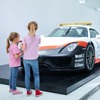 ポルシェ博物館の緊急車両をテーマにした無料の子供向け夏季プログラム「Porsche 4Kids」