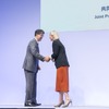 トヨタの佐藤社長（向かってひだり）とダイムラートラックのラドストロムCEO