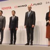 （向かって左から）トヨタの佐藤社長、日野の小木曽社長、三菱ふそうのデッペン社長、ダイムラートラックのラドストロムCEO