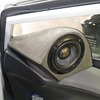 ミッドレンジのRJ085-Lはドアミラー裏にあたるドア上部に写真のようなマウントをワンオフしてインストールされている。