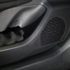 ミッドバス（RJ-025）は純正位置にインナー取り付けされている。中高域スピーカーの角度合わせもここが基本になっている。
