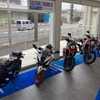 新型バイクのレンタルサービスを開始するスズキワールド多摩店