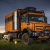 メルセデスベンツの万能車『ウニモグ』がキャンピングカーに！ 数日間の自給自足が可能
