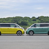VW ID. Buzz プロ・ロングホイールベース（左）とVW ID. Buzz プロ（右）