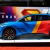 トヨタ『bZ4X』がスーパーマンカラーに!? 映画『スーパーマン』起用でレッドカーペットに登場