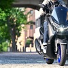【ヤマハ NMAX 試乗】デザインは「超人バロム・1」!? ドイツ車的な重厚さを増した走りの心地よさ…伊丹孝裕