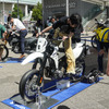 新型『DR-Z』が横浜に登場！「スズキ モーターサイクルコレクション2025」桜木町駅前で、“これからのバイク好き”に魅力アピール
