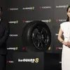 横浜ゴムの代表取締役社長兼COO 清宮眞二氏と俳優の吉岡里帆さん