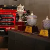 チーム三菱ラリーアート トライトン レプリカと優勝カップ