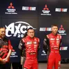 総監督の増岡浩氏（左）、ドライバーのチャヤポン・ヨーター選手（中）、コ・ドライバーのピーラポン・ソムバットウォン選手（右）