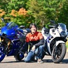 ヤマハ YZF-R25（左）＆スズキ GSX250R（右）と伊丹孝裕氏
