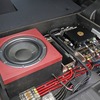 フロア下には大量のユニットを詰め込んだ。ケーブル類は電源系と信号系が干渉しないように分離しているのも特徴となった。