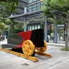 ストリートアートのオブジェ。車輪とレールは専用線で使われていたもの（豊洲3丁目）