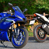 ヤマハ YZF-R25（左）とスズキ GSX250R（右）