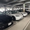 新しいオーナーを待つテスラのモータープール。遠方のナンバーを付けたテスラ車が数多く並んでいた
