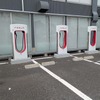 「テスラセンター千葉稲毛」にある急速充電器「スーパーチャージャー」。日本国内には合計687基(2025年7月2日現在」が整備されている