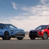 トヨタ『カローラクロス』改良新型、米国はガソリン車も設定…ハイブリッドと顔が違う