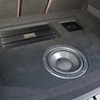 周囲から一段下がったフロア中央部は人工スエードでフィニッシュされている。普段は隠れている部分だが処理のクオリティは高い。