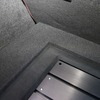 ラゲッジのウォール部分にピタリと沿う形でボードが作られているのがわかる。後付け感も無く内装との一体感がある仕上がりだ。