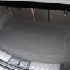 プロテクションボードをセットするとこの通り純正同様のフラットなフロアが現れる。荷物の積載性も純正並みにキープする。