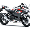 カワサキ Ninja 400 2026年モデル（パールロボティックホワイト×メタリックマグネティックダークグレー）
