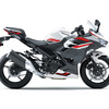 カワサキ Ninja 400 2026年モデル（パールロボティックホワイト×メタリックマグネティックダークグレー）