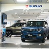 スズキ『クロスビー』改良新型、新幹線浜松駅コンコースに展示開始…『eビターラ』と揃い踏み