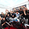 優勝の喜びをかみしめる丸山浩氏とホンダのエンジニアチーム