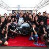 優勝の喜びをかみしめる丸山浩氏とホンダのエンジニアチーム