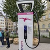オープンスペースのBMWブースの急速充電器。同社はE.ONと共同でV2H、V2G対応の家庭用充電器を提供すると発表