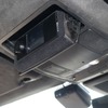 開閉式のサングラスホルダーはそのまま利用できるため、ダイレクターを使用しない場合は収納しておける構造。