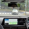 停止線が削れてしまい。道路の両端に辛うじて残っている状態。こんな状態でも次世代プロパイロットは、適切な位置にピタリと停止できる。