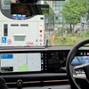 右折車線に入ろうとするバスによって前が塞がれている。気の短いドライバーならちょっとイラっとするかもしれないが、次世代プロパイロットはバスが完全に車線変更するまで待って前進した。