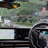 対向車で前方が見えず、奥の車線を直進してくるのも見えない。ちょっとストレスを感じる状況で右折待ちしていた。