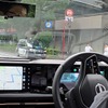 対向車がいなくなってクリアな状態で発進。人間が手を触れていないのにハンドルが大きく右に切られているところもご注目いただきたい。