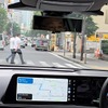 しかし、2秒後には歩行者が横断歩道を渡りだしていた（判りやすいように、このカットは3秒くらい後のもの）。