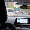 次世代プロパイロットは前方の軽バンが完全に路駐するのを待たず、やや右に切って避ける形で前方車をパスした。