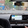 渋滞が続いたあとに急に流れ出して、広い4車線の道路を渡れそうだったが、次世代プロパイロットは信号が変わるのを見越したのか、早めに停止線の前で止まった。