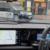 左折車が多くてなかなか右折できない。信号が変わって上手く入れるタイミングを待つ。