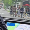 人気カフェなのか、行列を作る人が車道まではみ出している。