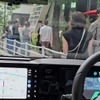 次世代プロパイロットは徐行しながら、わずかに左に切って行列待ちの人を避けて通った。