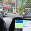 前方の歩道からタクシーがバックで前方の車道に入ってきた。