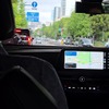 すぐさま、次世代プロパイロットはハンドルを右に切って右車線へ。運転席の飯島氏が手を膝の上において、すぐハンドルを握れる態勢にいるのも判る。