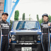 XC-3クラス年間シリーズチャンピオンを獲得した「WISTERIA with TOYO TIRES」チームのドライバー藤野秀之選手とコ・ドライバーの玉城詩菜選手