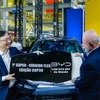 BYDの王伝福会長兼社長がBYDの1400万台目となる　　　　　　　　　新エネルギー車をルラ大統領へ贈呈