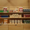 浜松の名産品コーナー陳列棚（天竜ヒノキ）