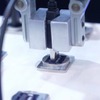 コネクタの挿抜。つかんだUSBケーブルをわずかに動かしながら、接触を検知し、位置を調整しつつ挿している