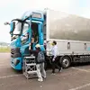 トラックの助手席でサーキットをドライブ