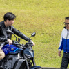 レスポンス宮崎壮人副編集長（左）とヤマハ発動機 設楽元文社長（右）