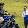 レスポンス宮崎壮人副編集長（左）とヤマハ発動機 設楽元文社長（右）